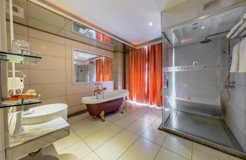 Chancheng Hotel | Billions-Earn Hotel just a 3 minute walk to the Ceramics Expo Center and close to Guangdong Foshan Creative Park and China Ceramics City
