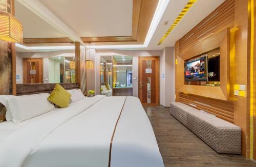 Chancheng Hotel | Billions-Earn Hotel just a 3 minute walk to the Ceramics Expo Center and close to Guangdong Foshan Creative Park and China Ceramics City