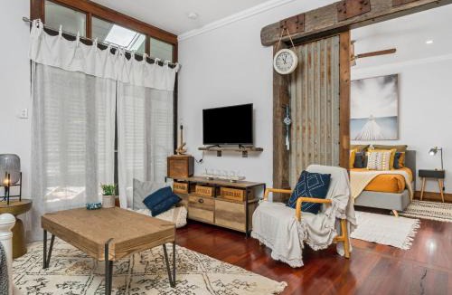 Bangalow Apartment | Black Beauty Studio