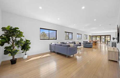 Merrijig House | Black Diamond Merrijig - Sauna & EV Charger - Sleeps 14