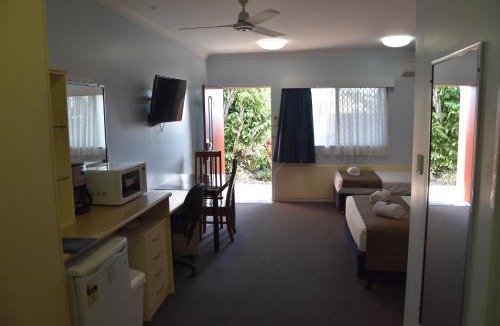 Bowen Hotel | Bluewater Harbour Motel