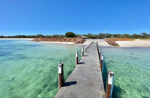 Broadwater House | Bluewater Retreat - Pet-Friendly Coastal Oasis