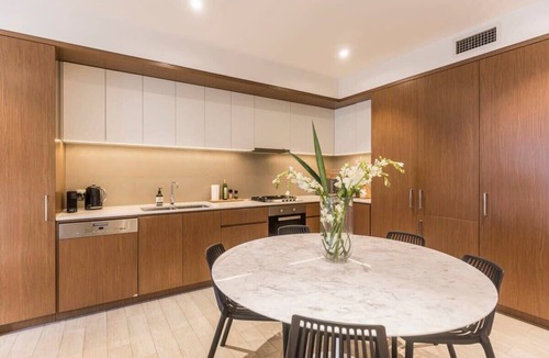 Bondi Beach Apartment | Bondi Beach Lux Apartment with Private Patio