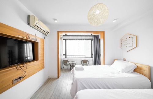 Downtown Shanghai Bed & Breakfast | Book and Bed - East Nanjing Road