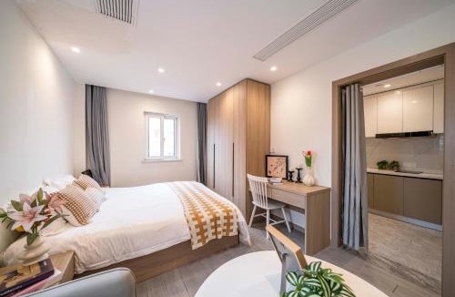 Hong Kou Apartment | Book and Bed - Quyang Apartment