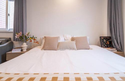 Hong Kou Apartment | Book and Bed - Quyang Apartment