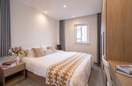 Hong Kou Apartment | Book and Bed - Quyang Apartment