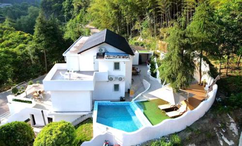 Chaqiyu Resort | Book NOW & Chat, Wake in Mountain,Free Shuttle,Aside National Park, Combo Stay in Tianmen city center, English Speaking Assistant