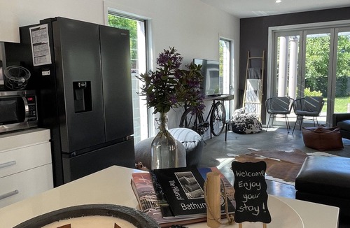 Bathurst House | Boutique CBD House "Rest on Russell"
