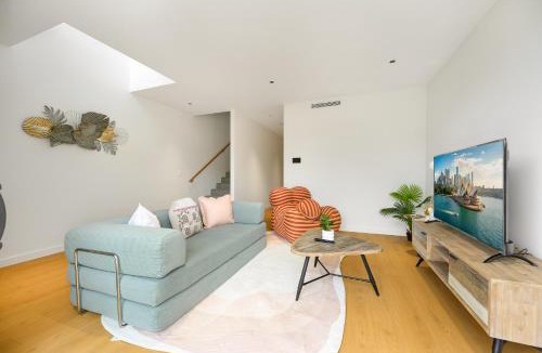 Box Hill House | Brand New 3-Level Family Home for 10 &Box Hill