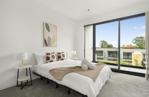 Box Hill House | Brand New 3-Level Family Home for 10 &Box Hill