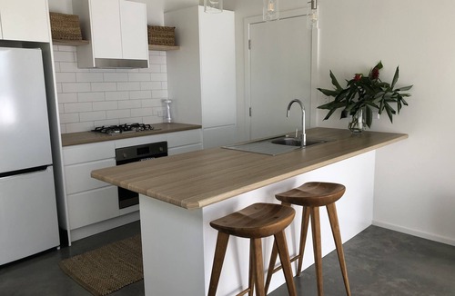 Bayview Apartment | Brand new stylish & tranquil unit on the shores of Bayview