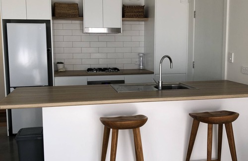 Bayview Apartment | Brand new stylish & tranquil unit on the shores of Bayview