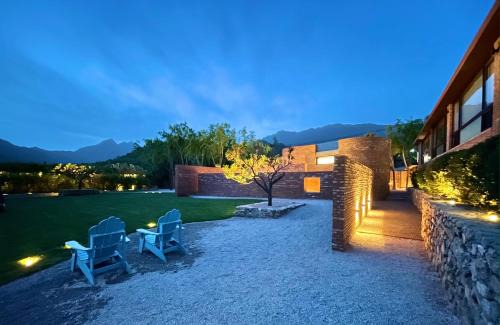 Huairou Hotel | Brickyard Retreat at Mutianyu Great Wall Adjoin to Mutianyu Great Wall - Room with the View of Great Wall - Chinese massage experience - Vehicle Shuttle Service - International Catering - SPA& Nail Beauty Facilities