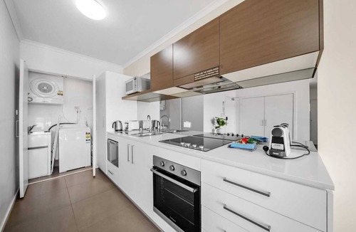 Greenway Apartment | Bright 1-Bed Apartment with Balcony