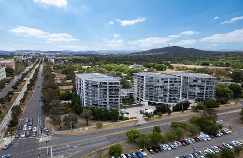 Lyneham Apartment | Bright 2-Bed Flat Near City Amenities