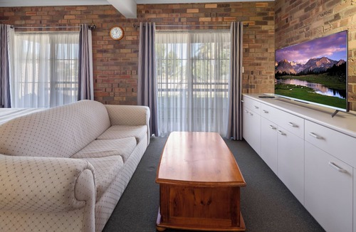Coffs Harbour Hotel | Bright & Airy Apartment Ideal for Families or Work Crews in Coffs Harbour