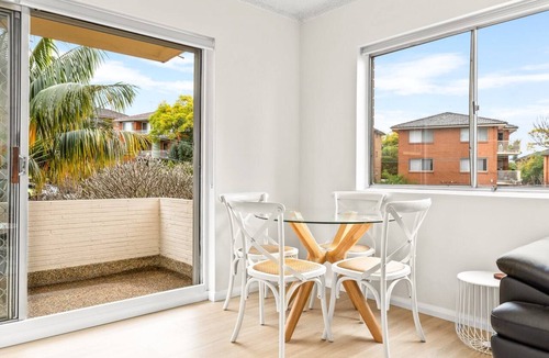Ryde Apartment | Bright and convenient apartment, close to shops