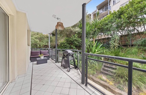 Bellevue Hill Apartment | Bright modern 2BR apartment with garden outlook