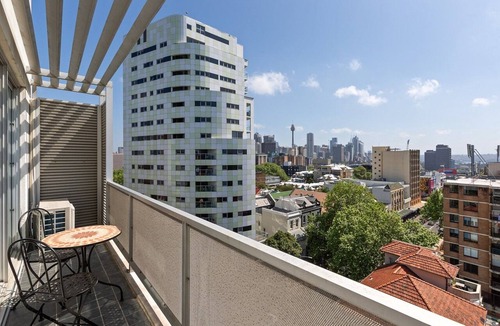 Surry Hills Apartment | Bright Stay in Sydney with Harbour Bridge Views