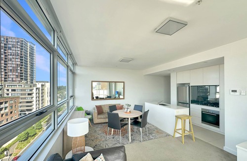 Zetland Apartment | Bright Zetland Apartment with CBD Views and Fast Free WiFi