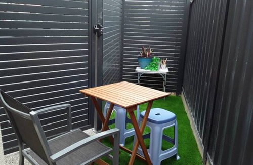 Brighton Apartment | BRIGHTON UPSTAIRS APARTMENT, Beach 10 Minute walk,Convenient, Perfect Location