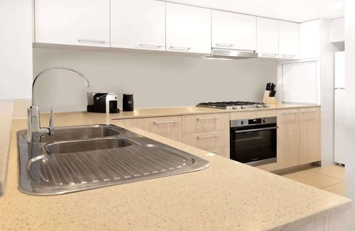 Spring Hill Apartment | Brisbane Views | Walk to NRL Game @ Suncorp & Ekka