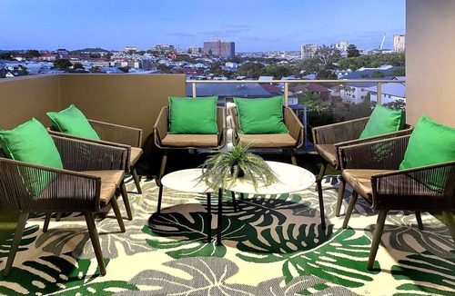 Spring Hill Apartment | Brisbane Views | Walk to NRL Game @ Suncorp & Ekka