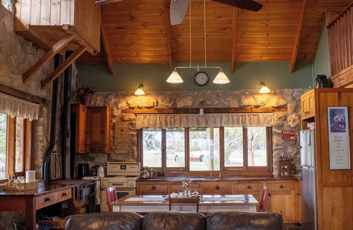 Freeling Cottage | Broken Gum Country Retreat - 150 acres of beautiful bush and countryside