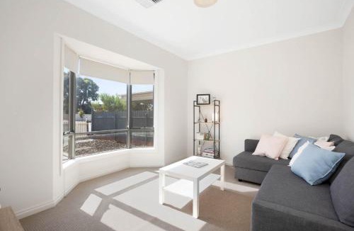Goolwa House | Brookings Perch - Riverside Stay near Cafés & Wharf