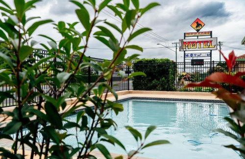 Warwick Hotel | Buckaroo Motor Inn