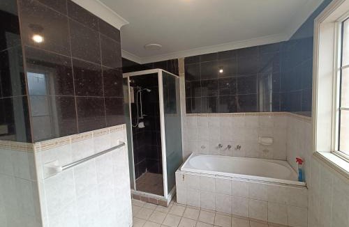 Greystanes House | Budget Queen Room in Shared House - 49a3