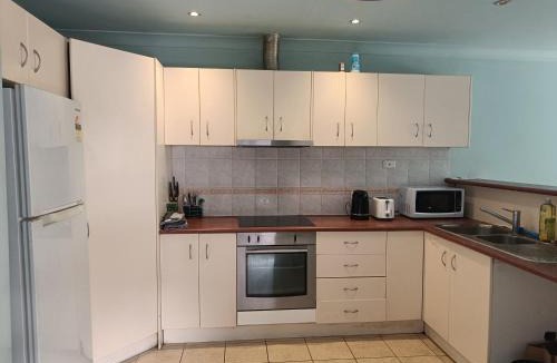 Greystanes House | Budget Queen Room in Shared House - 49a3