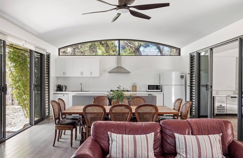 Naturaliste House | Bunker Bayhouse Beachfront Retreat next to Resort