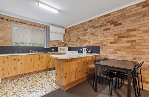 Lake Albert Hotel | Burringa Motel