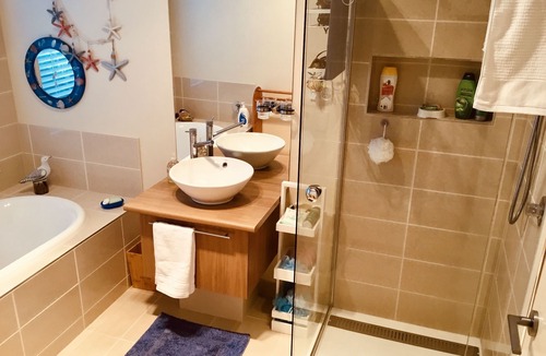 St Leonards Bed & Breakfast | By the Bay private guest suite/kitchenette Short term stays, 1 to 4 days