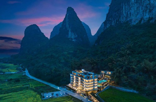 Yangshuo Hotel | BYMA Valley Hideaway Resort Yangshuo·Ten-Mile Gallery · Yulong River·Double-Level Cliffside Infinity Pools · Private Luxury Villas ·Panoramic Floor-to-Ceiling Café & Dining