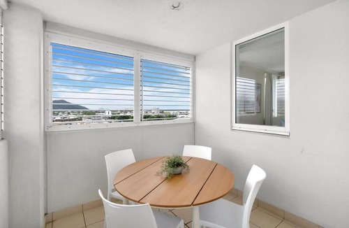 Cairns Central Business District Apartment | Cairns Central Adjacent Suites, Steps to Esplanade