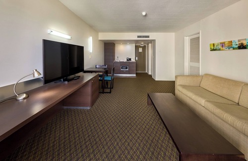 Cairns North Hotel | Cairns Harbourside Hotel