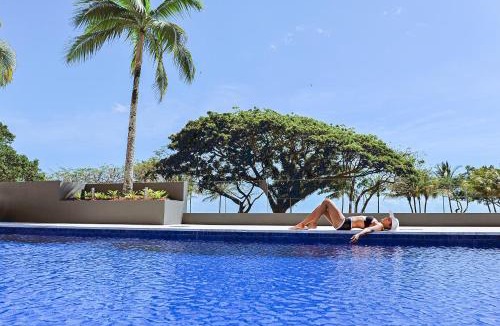 Cairns North Hotel | Cairns Harbourside Hotel