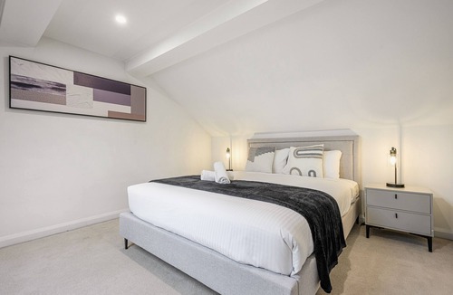 Camperdown House | Camperdown 3Br near Parks/Hospital/Train/Shopping