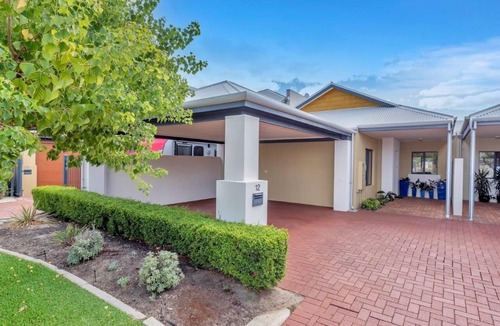Halls Head House | Canal Views - accommodation in Halls Head, Mandurah: dolphins, sunrises and more