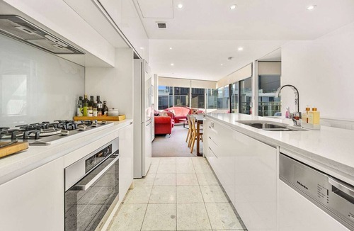 Kingston Apartment | Canberra Lakefront 2-Bed with Pool,