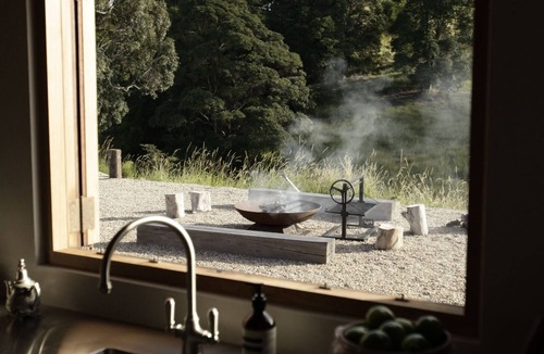 Myocum Cabin | Casa Avalon is a bespoke two bedroom cabin elevated on 11 picturesque acres.
