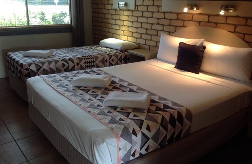 Bowen Hotel | Castle Motor Lodge