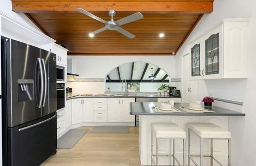 Casula House | Casula cozy 3Br home with parking & WiFi