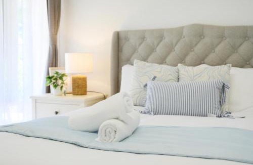 Casula House | Casula cozy 3Br home with parking & WiFi