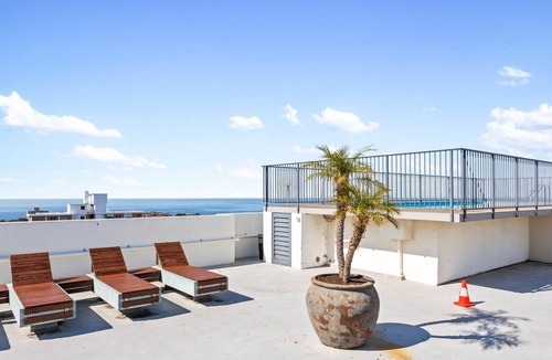 Bondi Apartment | Central Bondi Studio with Rooftop Pool Access