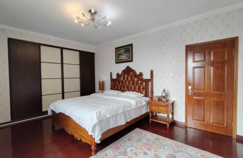 Dao Li Apartment | Central street and Saint Sophia Cathedral