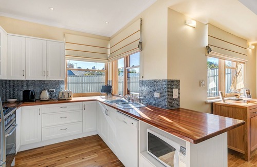 Goolwa Cottage | Centrally Located Goolwa Home - Towels & Linen Included, WIFI & Smart TV's